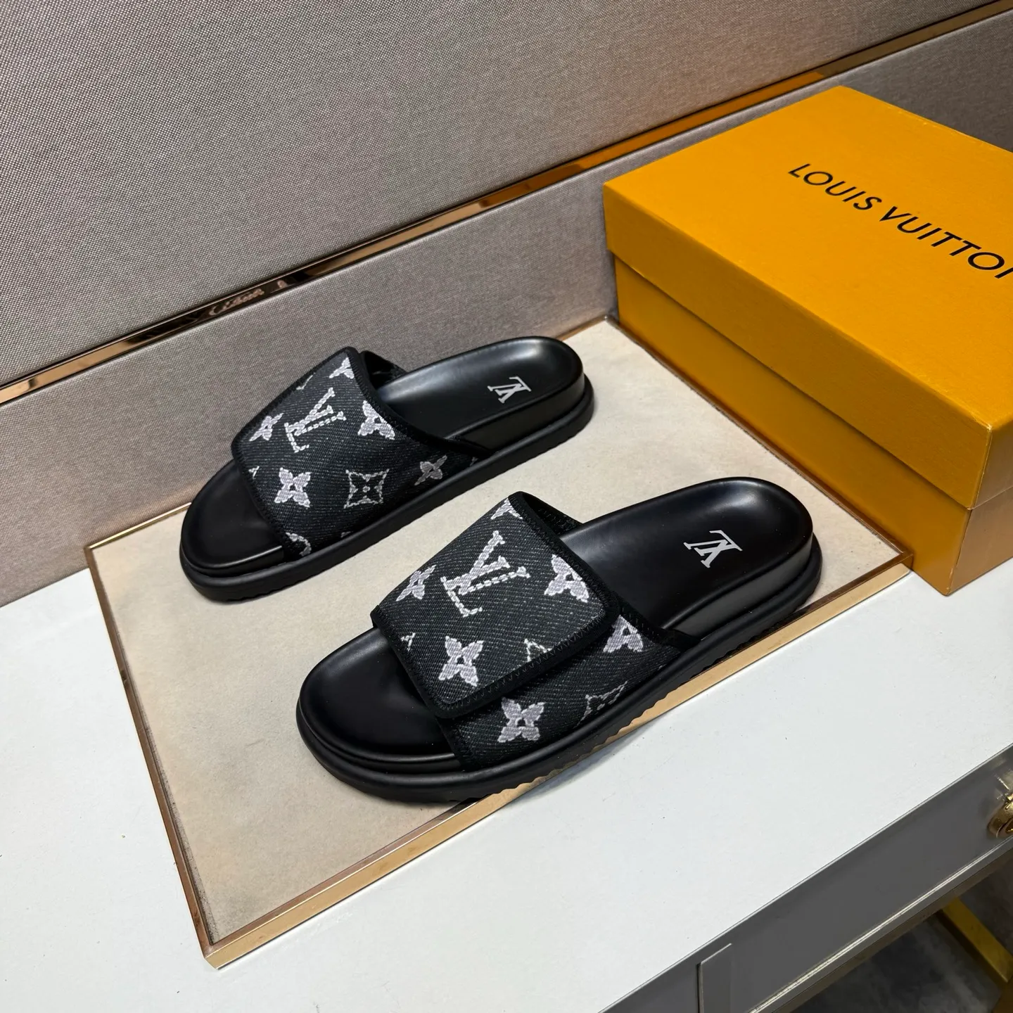 ⬛️Men's shoes 💰p320 [LV～] Men's casual slippers 2025z cabinet sales simultaneously 🔶Size: 38-44 #️⃣ 🔷2 colors🔜The upper is made of multi-material splicing➕Genuine leather lining, comfortable and breathable, sole: original comfortable and wear-resistant outsole, ⚠️Real shot📱Photographed🎬The real thing is better📢📢📢